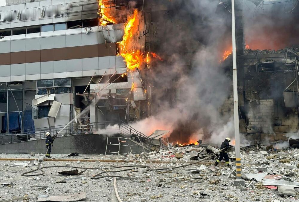 Щонайменше 12 людей загинули та 76 отримали поранення під час обстрілу України