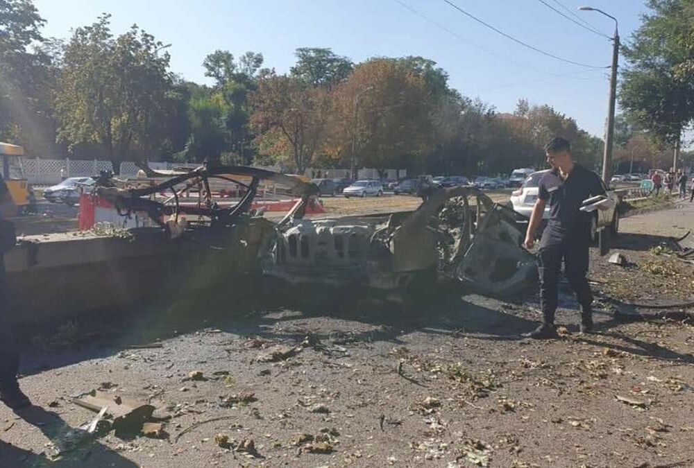 Теракт в Дніпрі: двоє людей загинули через вибух автомобіля Теракт в Дніпрі: двоє людей загинули через вибух автомобіля