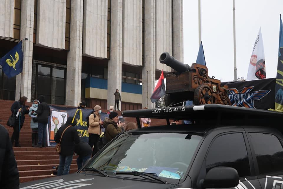 Автопробег к Зеленскому: полиция в ”Феофании” досматривает авто