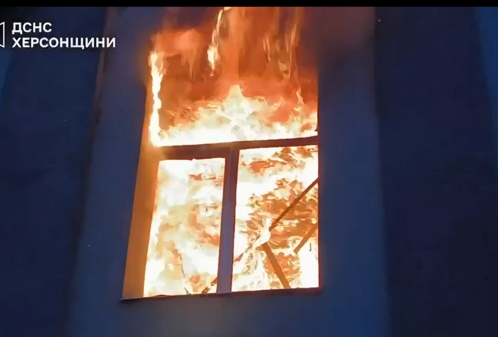 В Херсоне спасатели попали под повторный обстрел: кадры