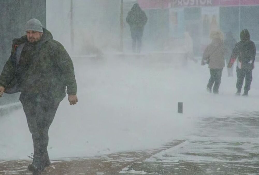 Гололед, мокрый снег и сильный ветер: завтра Украину накроет непогода