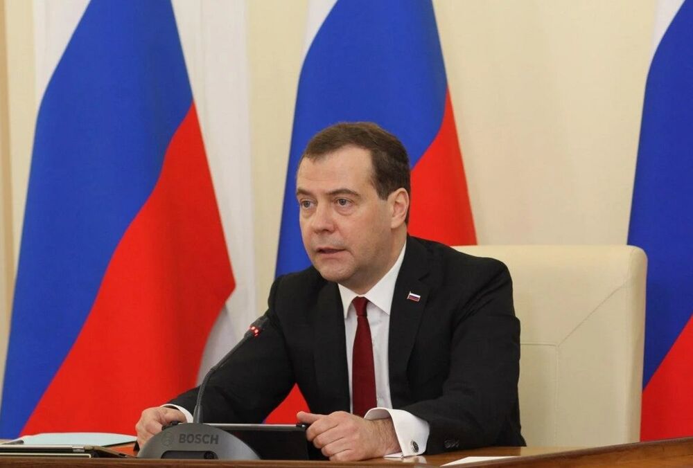 ”Нам не потрібен світ без Росії”: Медведєв знову пригрозив ядерною зброєю