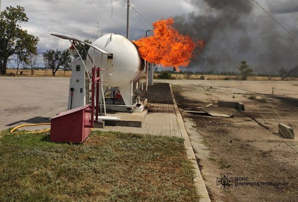 Росіяни вдарили по заправці у Нікополі