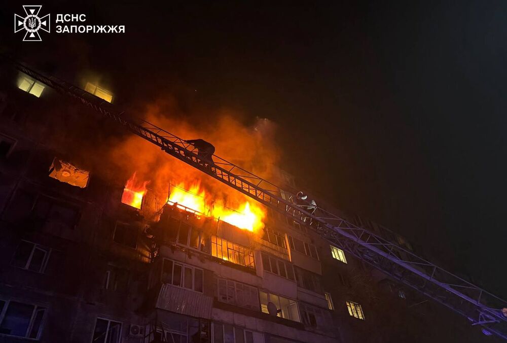 Россияне атаковали жилой дом в центре Запорожья: один из раненых в тяжелом состоянии (фото)