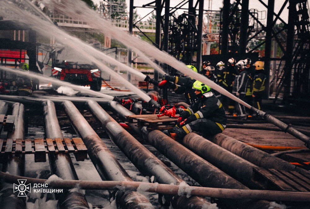 На Київщині третю добу не можуть загасити пожежу на промисловому об'єкті