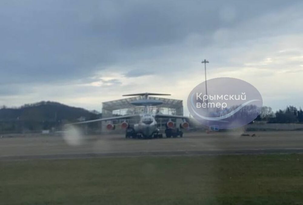 На гражданском аэродроме в Сочи заметили военный самолет А-50