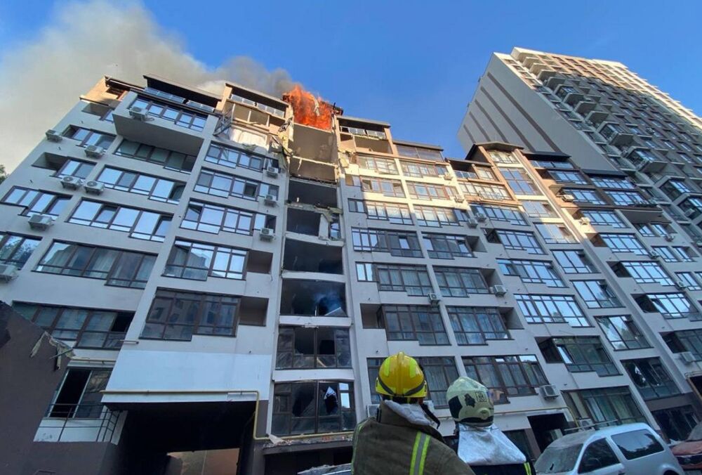 Утренний ракетный обстрел Киева: спасатели приступили к ликвидации последствий 