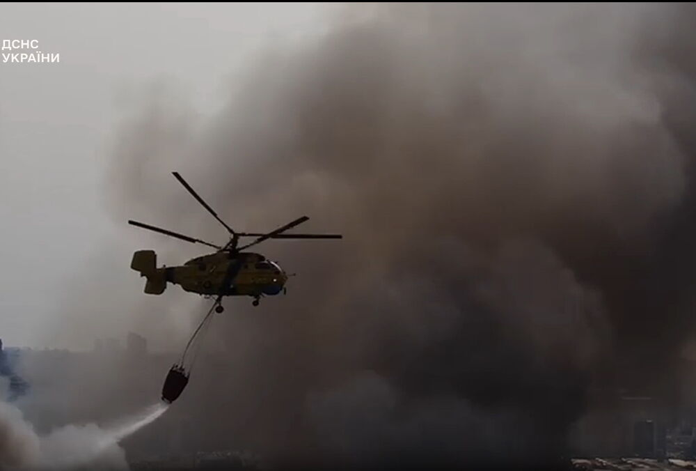 Пожежі у Києві гасили за допомогою роботів та гелікоптерів ГУР: відео