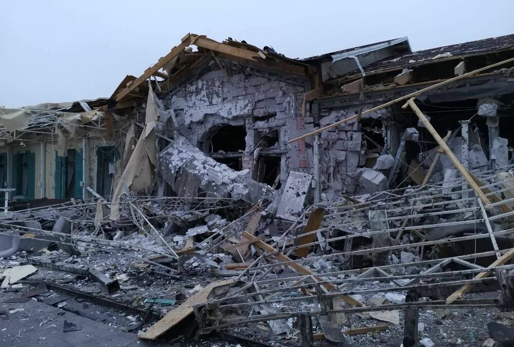 В Запорожье россияне ударили ракетами С-300 по гражданскому объекту: фото