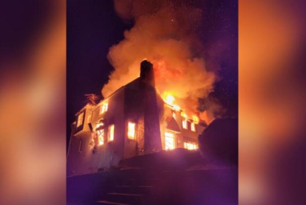В США семья случайно сожгла дом за 2 млн. долл. в попытке избавиться от змей   В США семья случайно сожгла дом за 2 млн. долл. в попытке избавиться от змей
