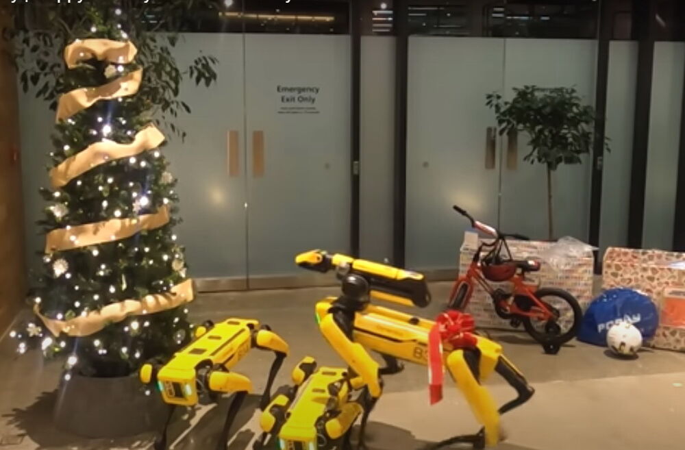 Работы Boston Dynamics украсили елку на новогоднем видео: не обошлось без смешных сюрпризов