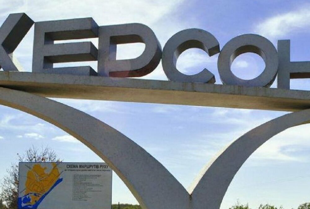 В окупованому Херсоні росіяни на вантажівці роздавили автомобіль з людьми В окупованому Херсоні росіяни на вантажівці роздавили автомобіль з людьми