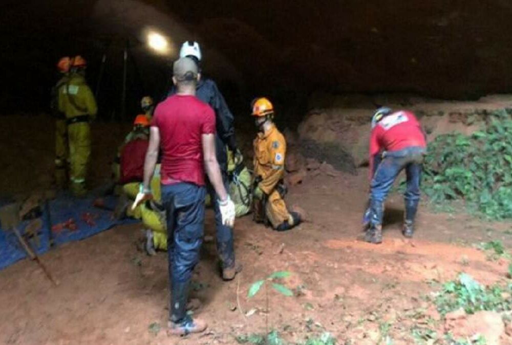 В Бразилии обрушилась пещера, похоронив под обломками несколько человек В Бразилии обрушилась пещера, похоронив под обломками несколько человек