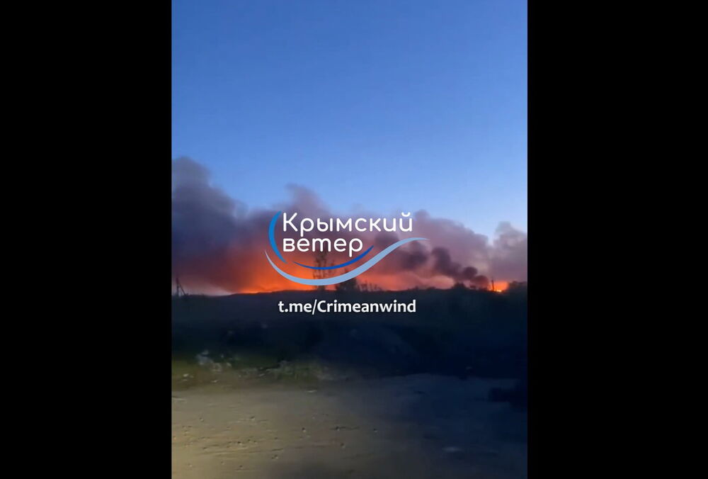 В крымском селе Угловое сильный пожар после работы российской ПВО В крымском селе Угловое сильный пожар после работы российской ПВО