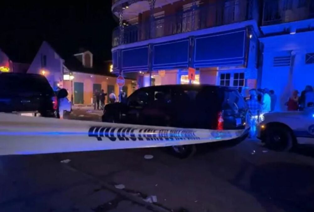 В США в новогоднюю ночь автомобиль въехал в толпу людей в центре города: 10 человек погибли