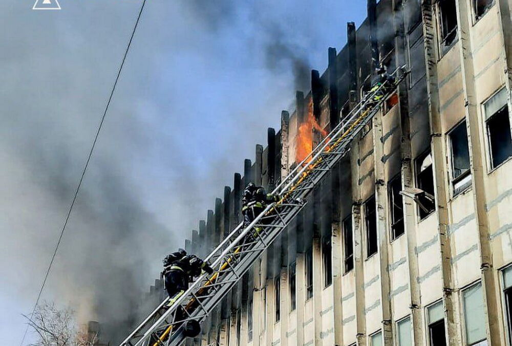 Под завалами в Харькове могут быть до 10 людей