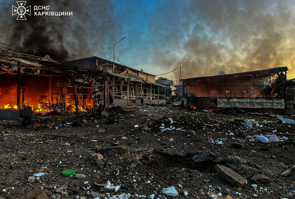 На Харківщині через російський дрон згорів ринок: фото