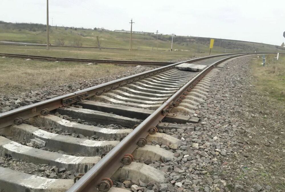 На Закарпатті потяг збив підлітка, який раптово кинувся на колію
