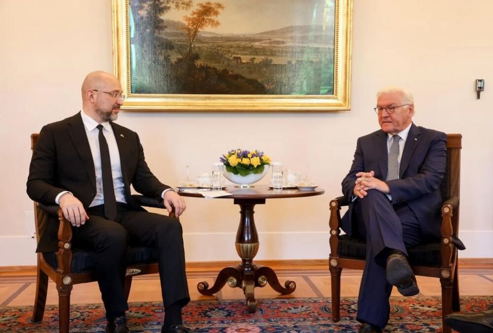 Шмыгаль и Штайнмайер обсудили перспективу увеличения военной помощи Украины 