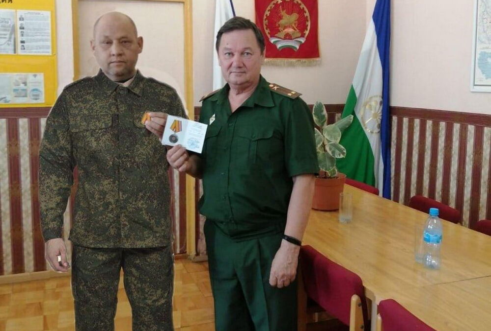 В Башкортостане чиновники прифотошопили военного на фото с его награждением