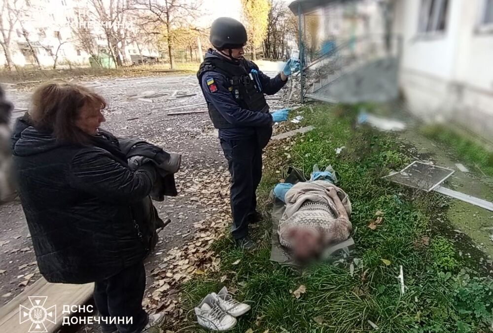 У Добропіллі після російського авіаудару під завалами зруйнованої п'ятиповерхівки опинився чоловік