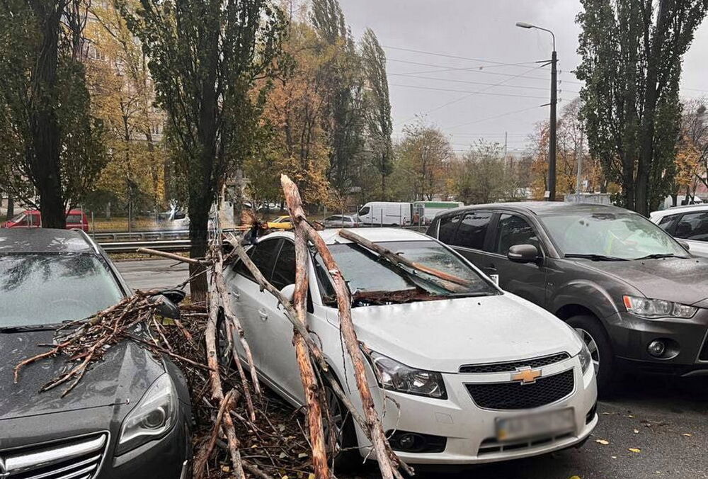 На Київ зійшов потужний вітер, є жертви: кадри наслідків негоди