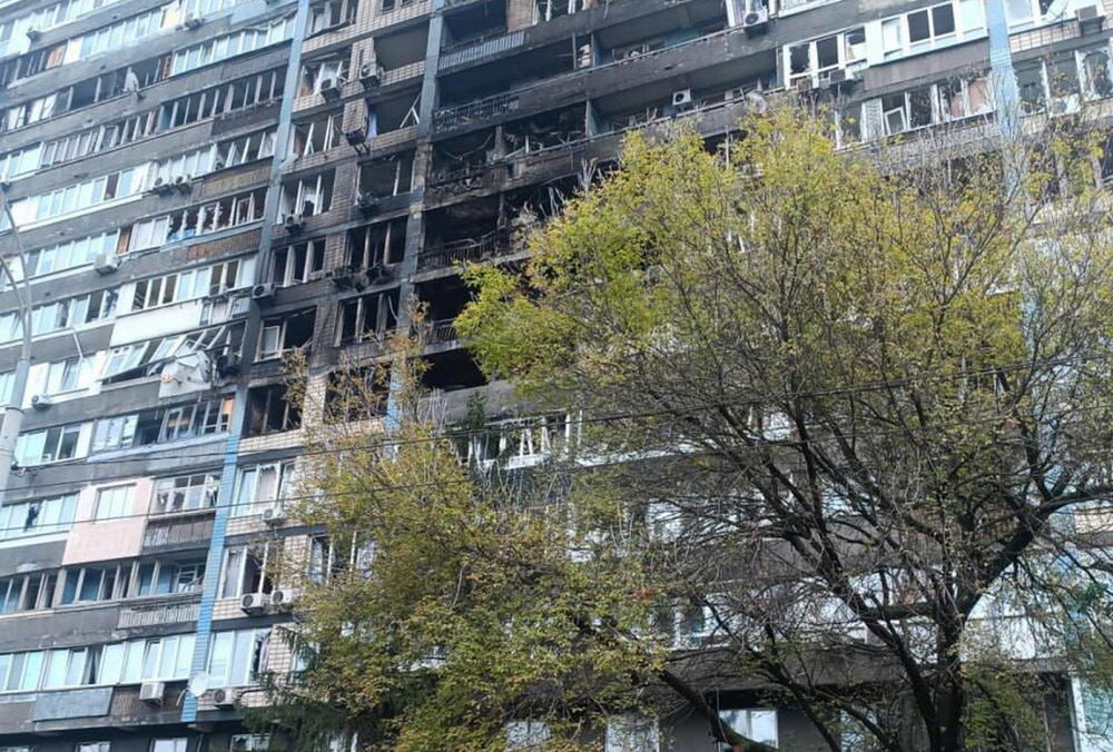 Рятувальники показали київську житлову висотку після російської атаки