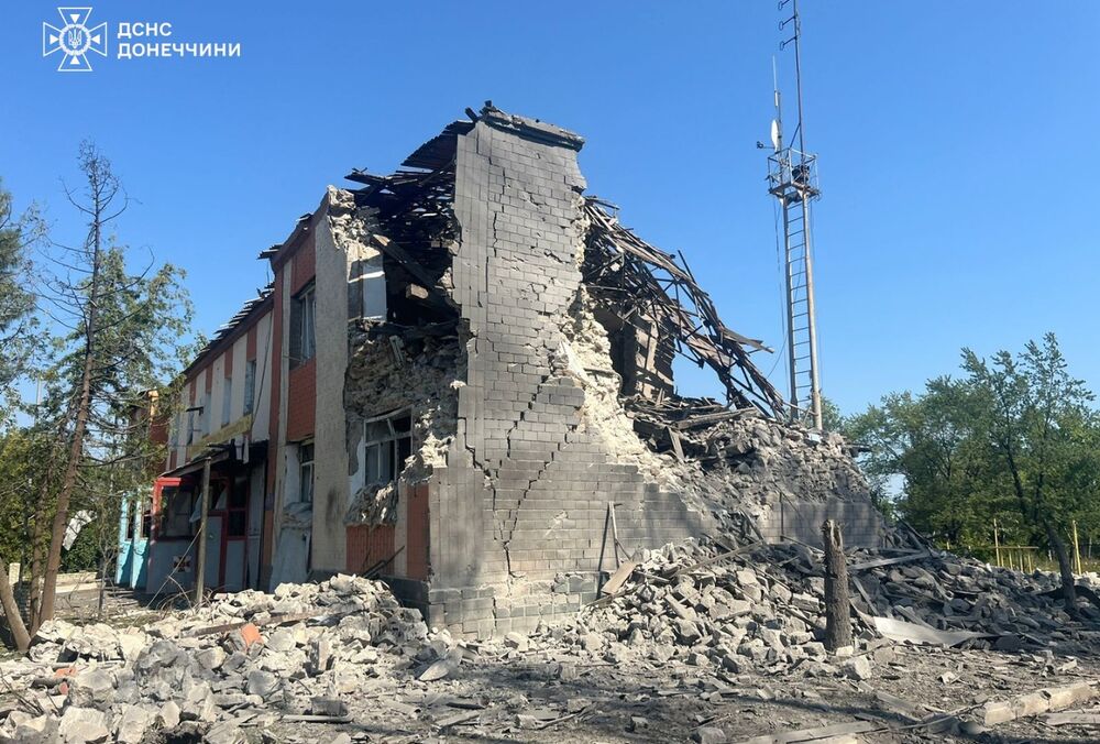 Російські військові вдарили по пожежній частині в Торецьку