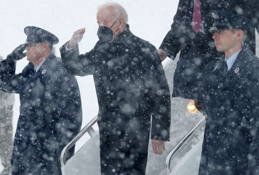 Байден довгий час не міг вийти з літака: подробиці інциденту