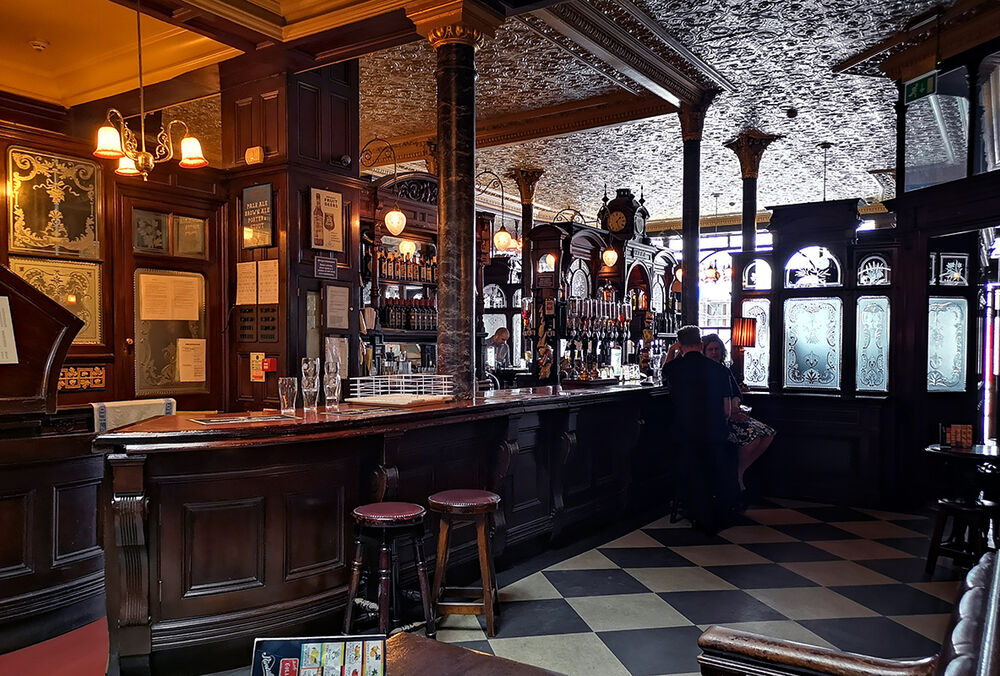 Британцам запретят сидеть в ресторанах после приема пищи