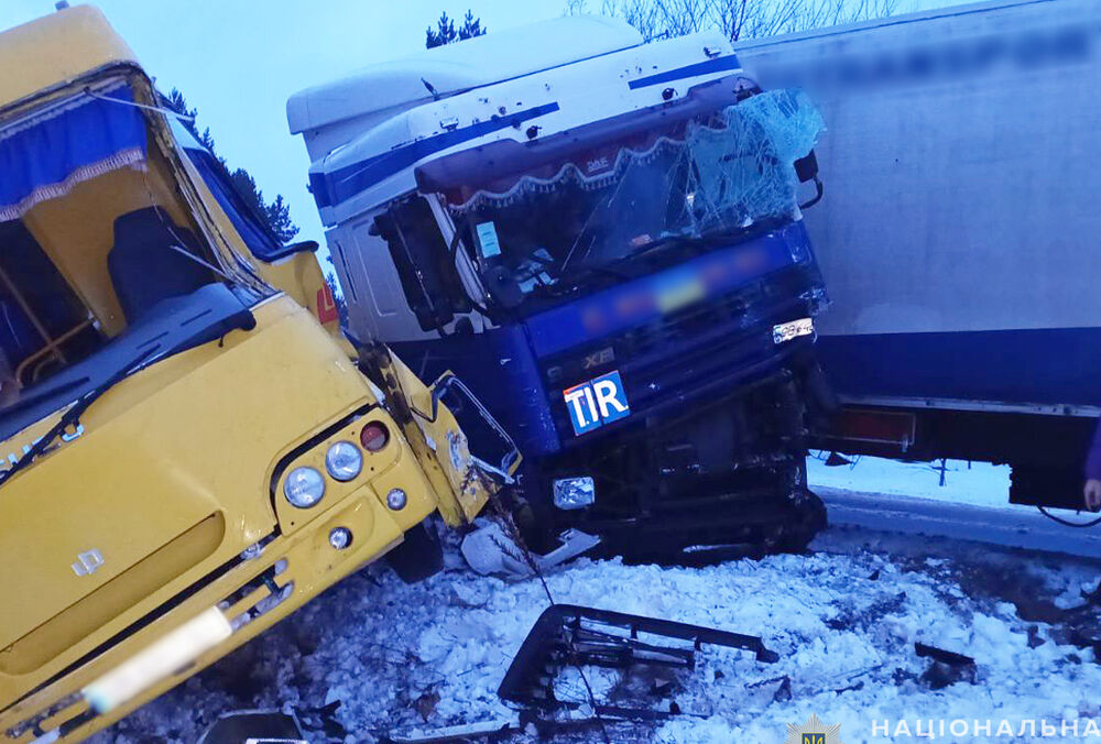 На Чернігівщині шкільний автобус зіштовхнувся з вантажівкою