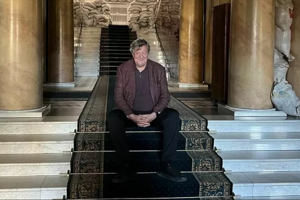 Культовий британський актор та письменник Стівен Фрай озвучив фільм про українських біженців