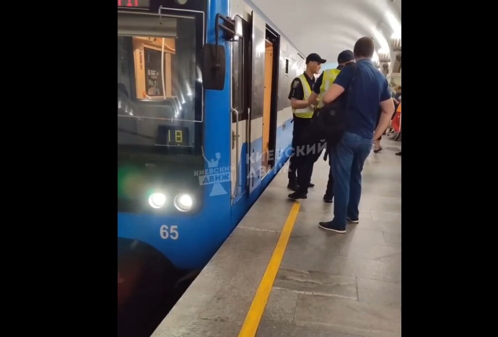 В Киеве остановили ”зеленую” ветку метро: под колеса попал человек