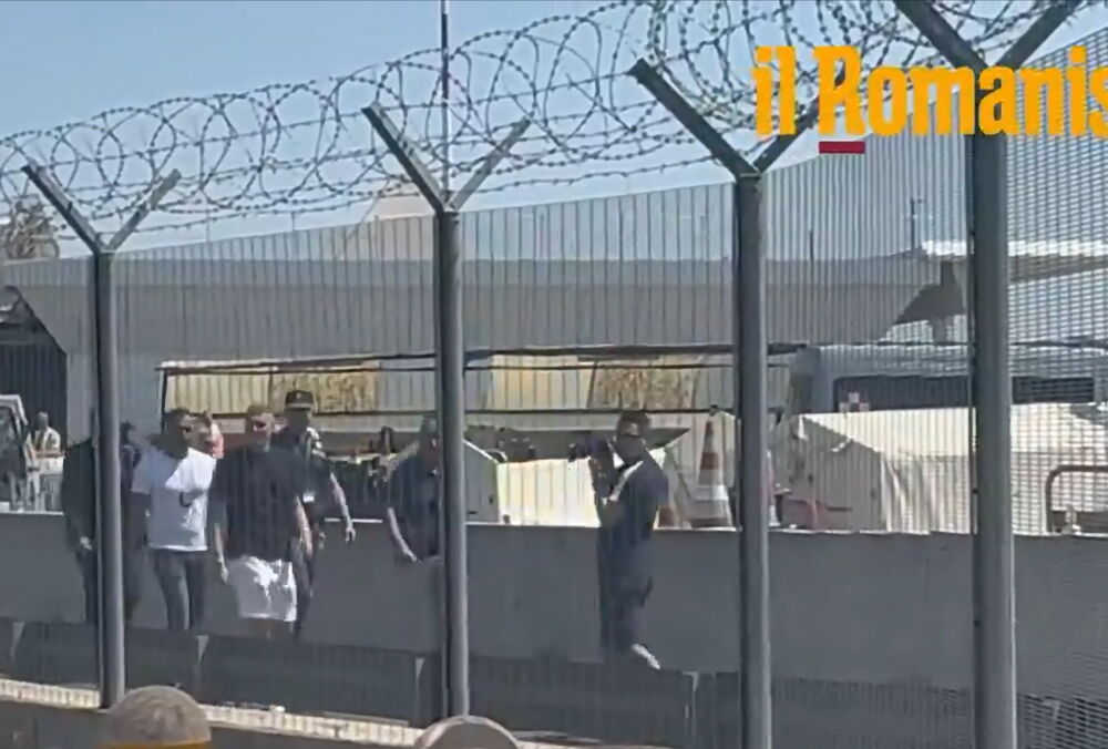 Артем Довбик прибыл в Италию: появилось видео теплой встречи фанатов