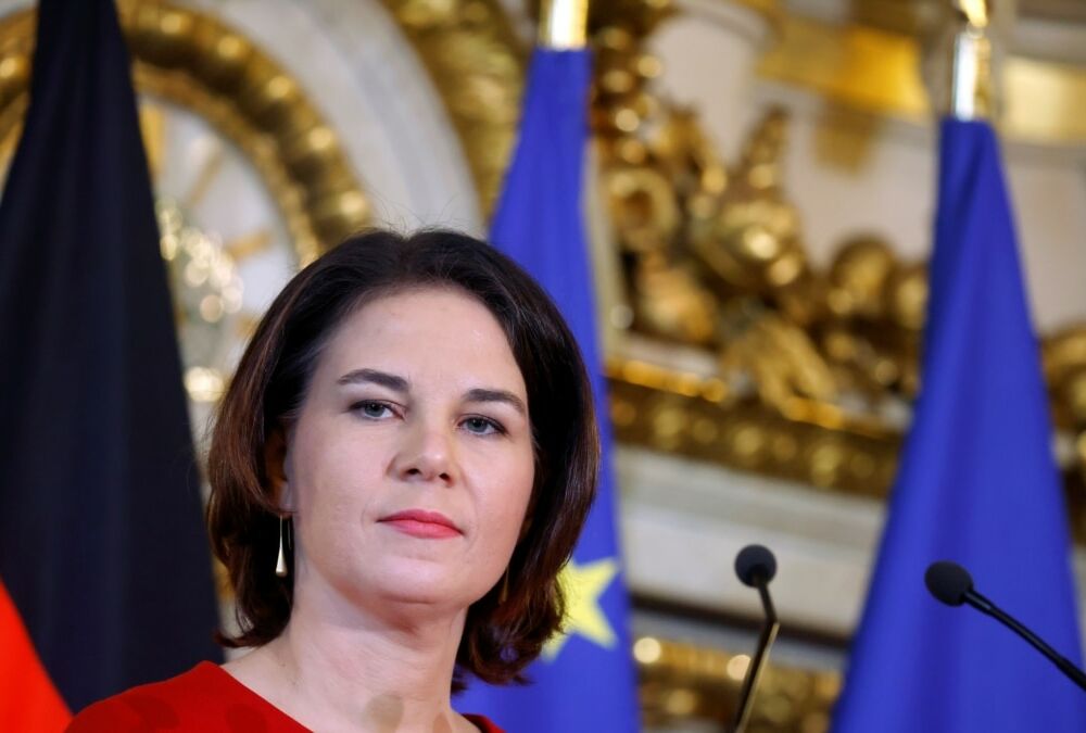 ”Ми на 150% на стороні України”: Бербок виступила із важливою заявою про постачання зброї Україні