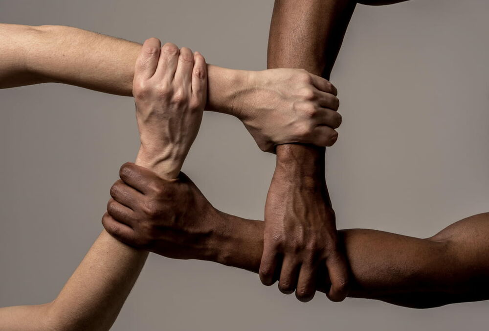 Мать, которая путешествовала с темнокожей дочерью, в США обвинили в торговле людьми 