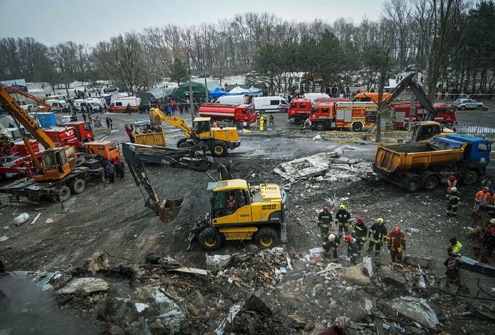 У Дніпрі після удару по житловому будинку не можуть знайти 11 людей