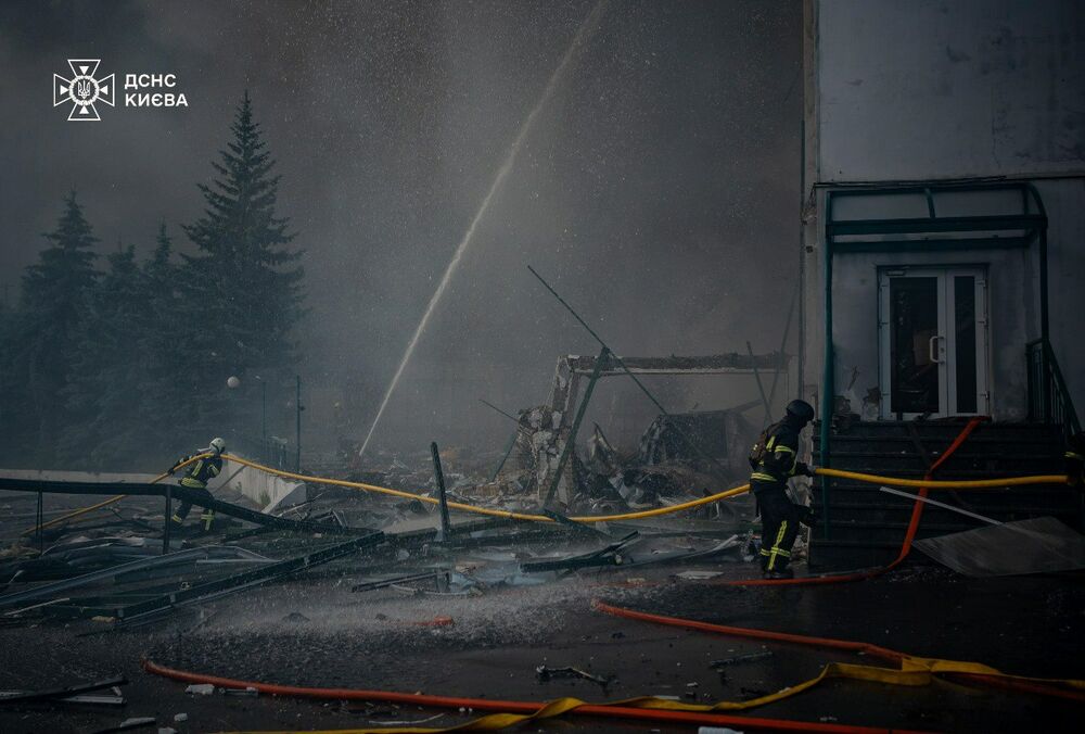 Чотири людини постраждали під час обстрілу Києва: кадри наслідків