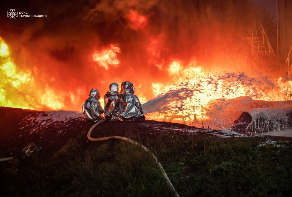 Рятувальники показали кадри ліквідації пожежі на промисловому об'єкті у Тернополі