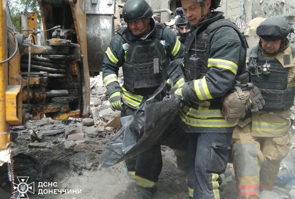 Спасатели завершили разбор завалов дома в Константиновке: нашли тело женщины
