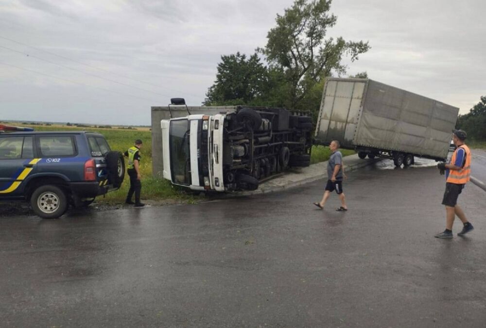 Часть территории Украины накрыл ураган: повреждены дома и повалены деревья