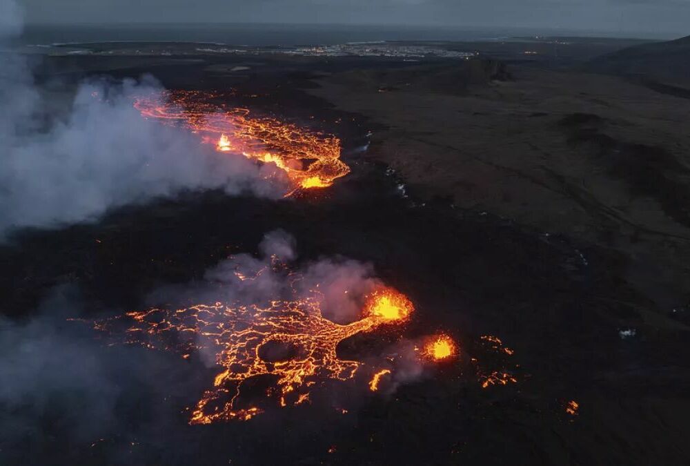 Около столицы Исландии начал извергаться вулкан