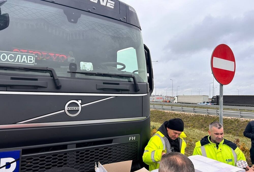 Латвия готова присоединиться к переговорам о деблокаде украино-польской границы