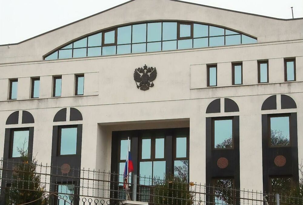 В Молдове в ворота российского посольства врезался автомобиль