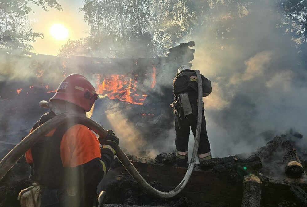 На Харківщині через російський удар загорілася конюшня