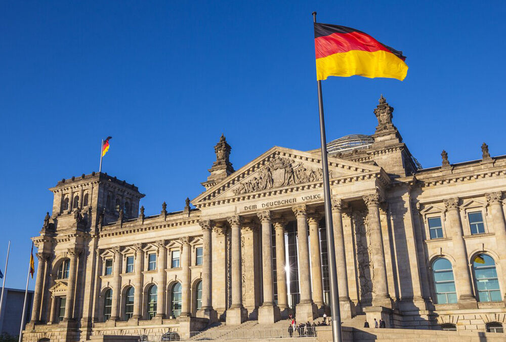 Близько 300 тисяч українських біженців не шукають роботу в Німеччині, - Зеленський