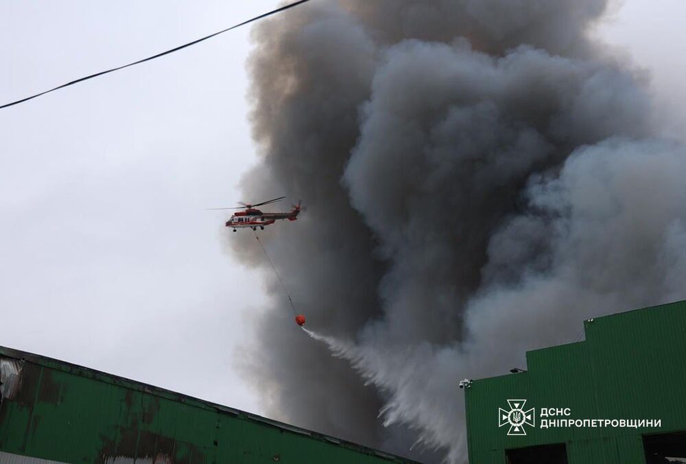 В Днепре после российского обстрела горит склад марли и бинтов, а также склад с шинами