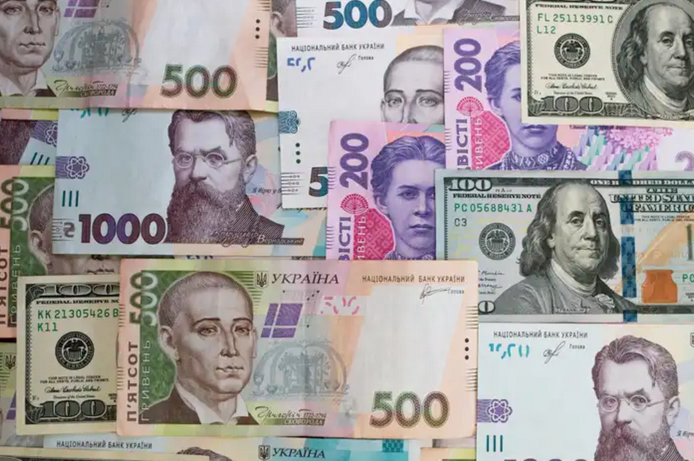 Трудові мігранти скоротили обсяги переказів в Україну