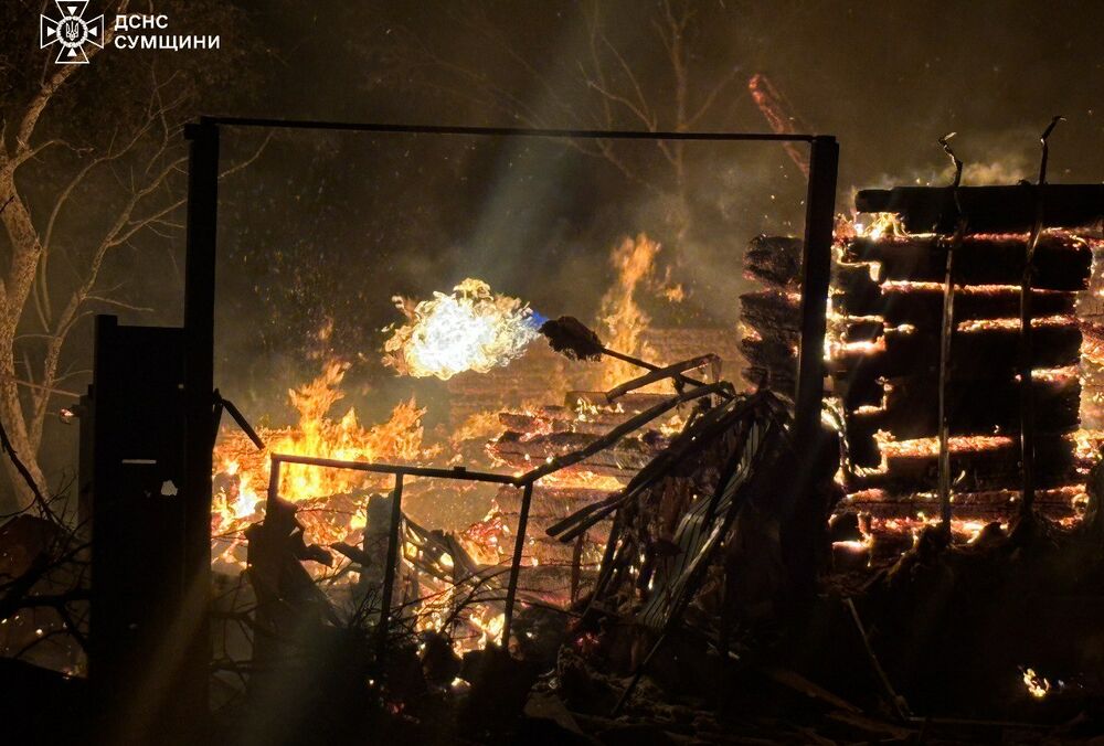 Усю ніч росіяни обстрілювали Сумську область: троє людей поранено