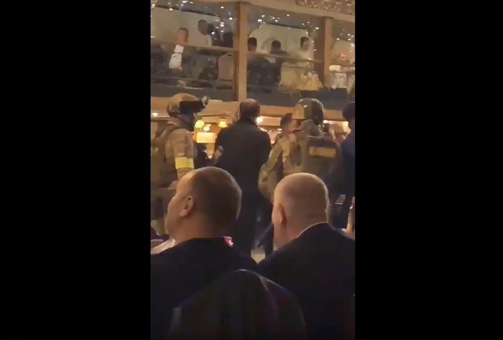 В России силовики вломились в ресторан, чтобы выдать повестки уроженцам Азербайджана